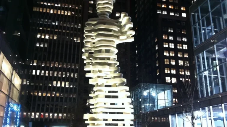 Una escultura heroica en el centro de Brooklyn, NY.