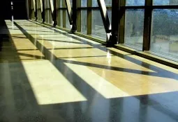 Pasillo con el piso de concreto brillante