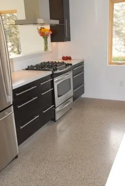 Cocina con piso concreto brillante