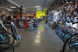 Tienda de bicicletas con el piso de concreto brillante