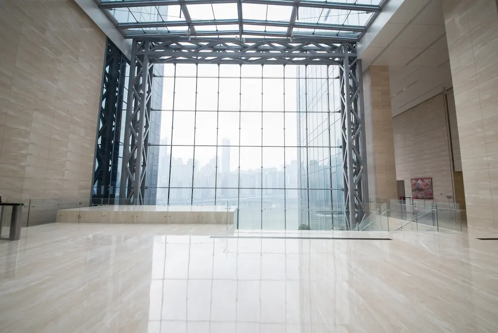 Lobby con piso de concreto pulido 