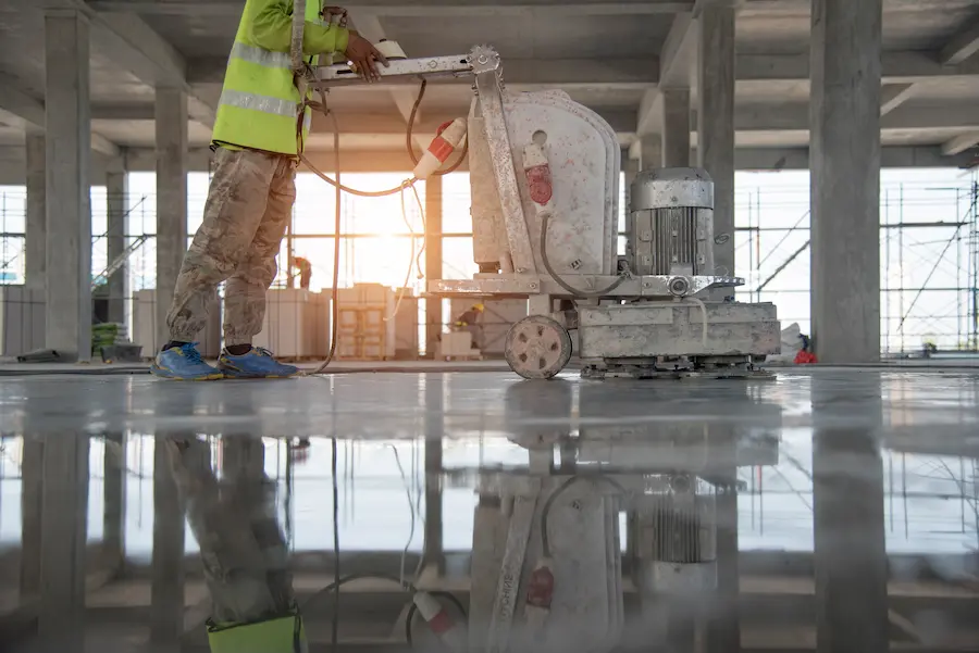 Limpiando el piso de concreto con una pulidora
